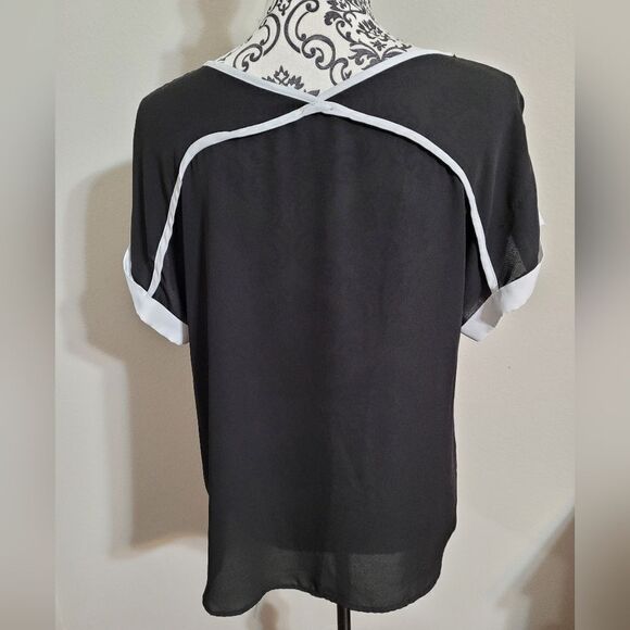 Lily White woman's large black and‎ white contrast top - Picture 3 of 6